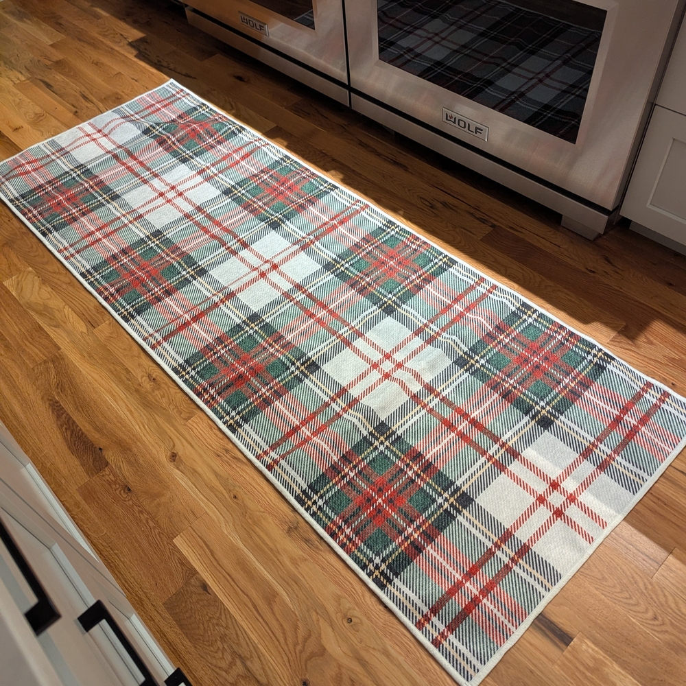 Ruggable Dress Stewart Tartan Patterned Runner Rug. 2.5'x7' NWT Never Been used.